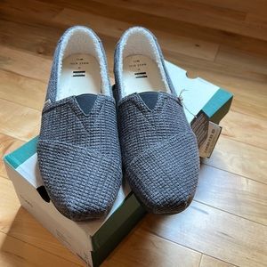 New in box with tags. Men’s Tom’s shearling lined alpargata shoes